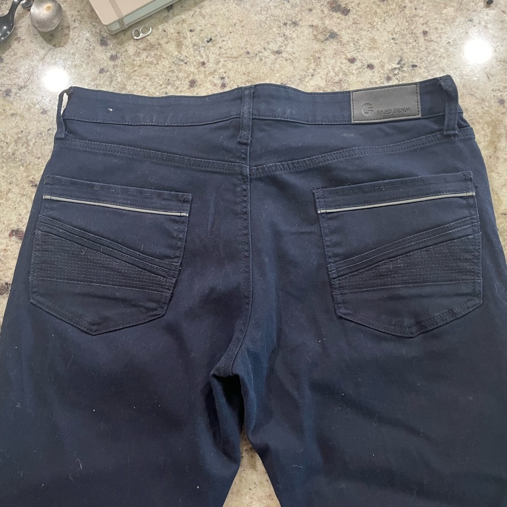 I selling this jeans because is to big to me
